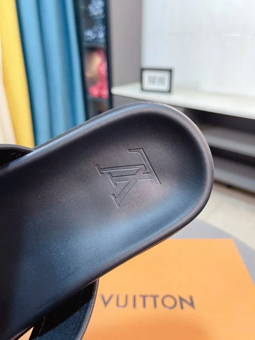 Ex-factory price 320🌹🌹 (lv-Louis Vuitton) new men's sandals, high-end boutique, exquisite embossed logo decoration on the upper, fine workmanship, super soft soles, casual, loose and comfortable, a must-have in summer! \nsize：38-44